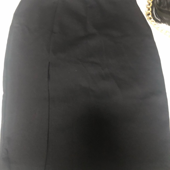 Fashion Nova Set, the set includes the top and the skirt, and NOT the purse. - Picture 5 of 9